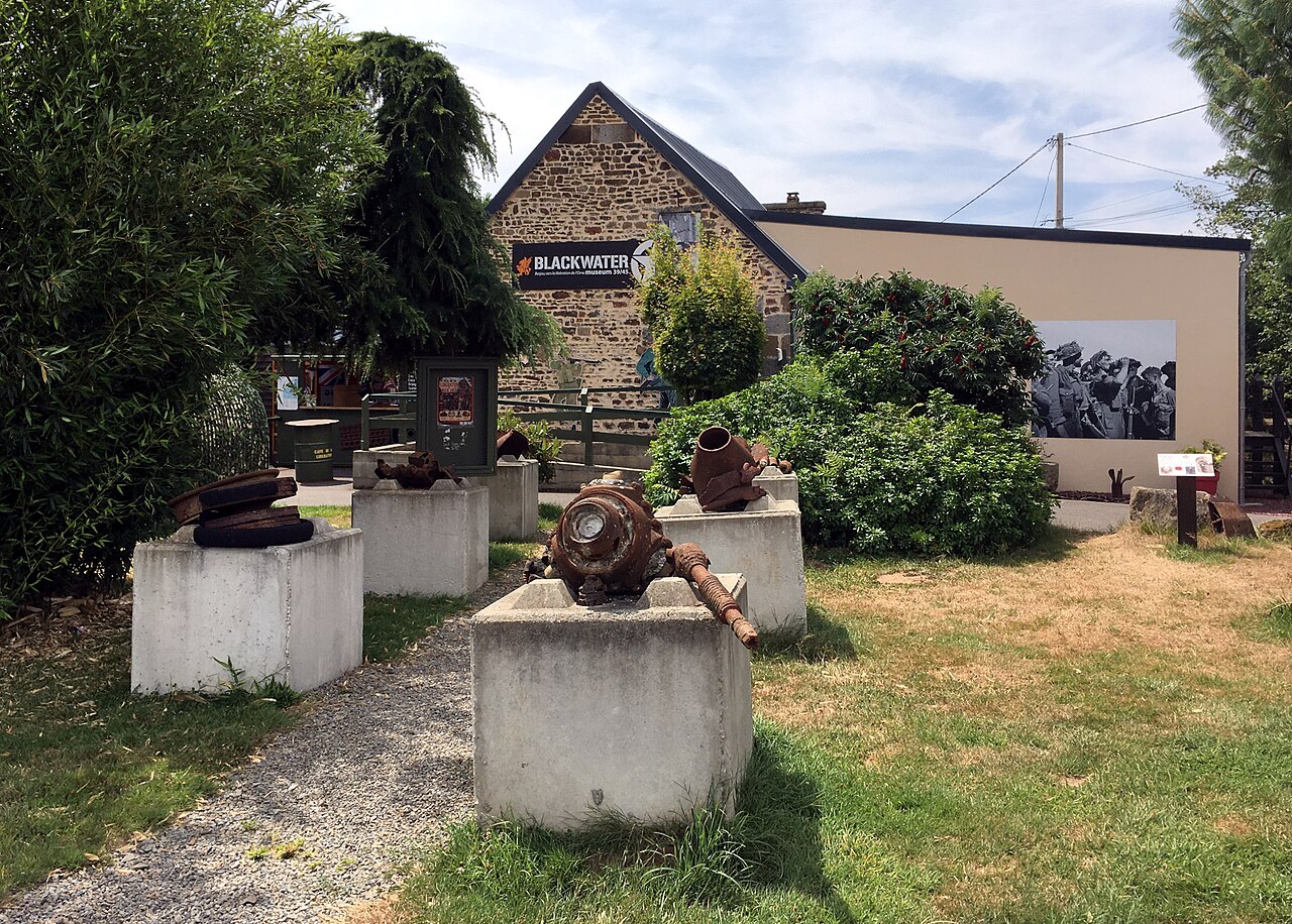 Le Blackwater Museum à Berjou et des objets présentés en extérieur, photographiés en 2026.