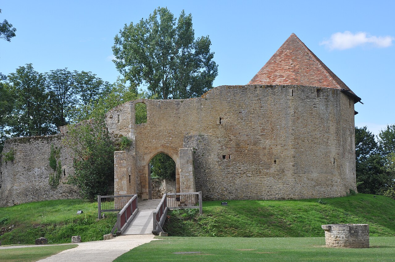 Le château de Crèvecœur-en-Auge, photographié en 2012.