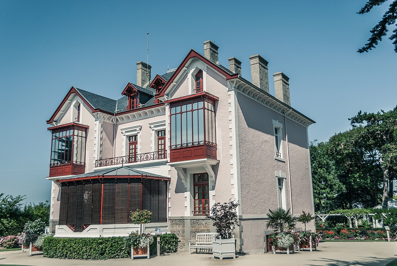 La villa Les Rhumbs, qui abrite le musée Christian Dior à Granville.