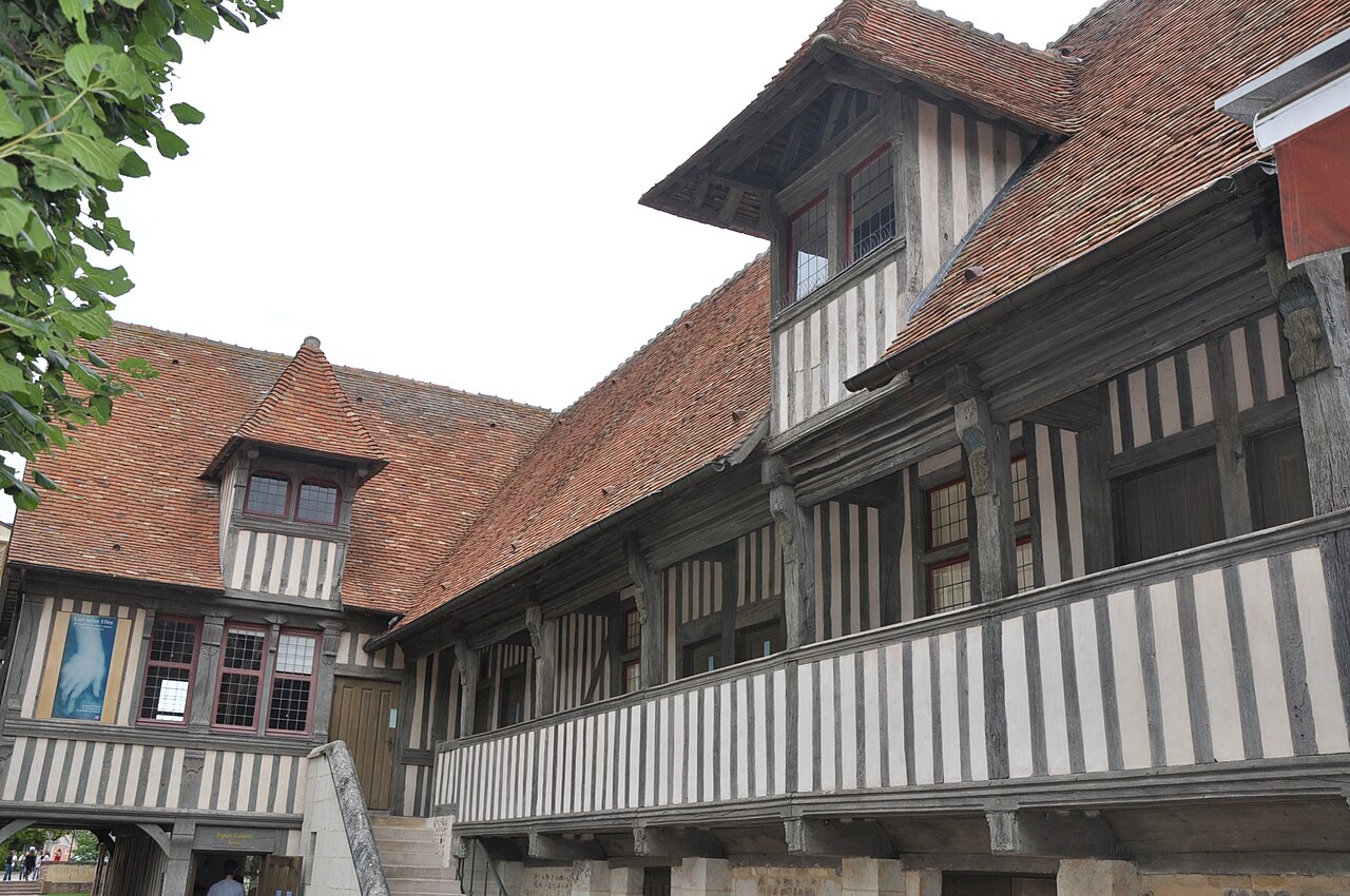 Le bâtiment des Dominicaines à Pont-l’Évêque, photographié en 2010.