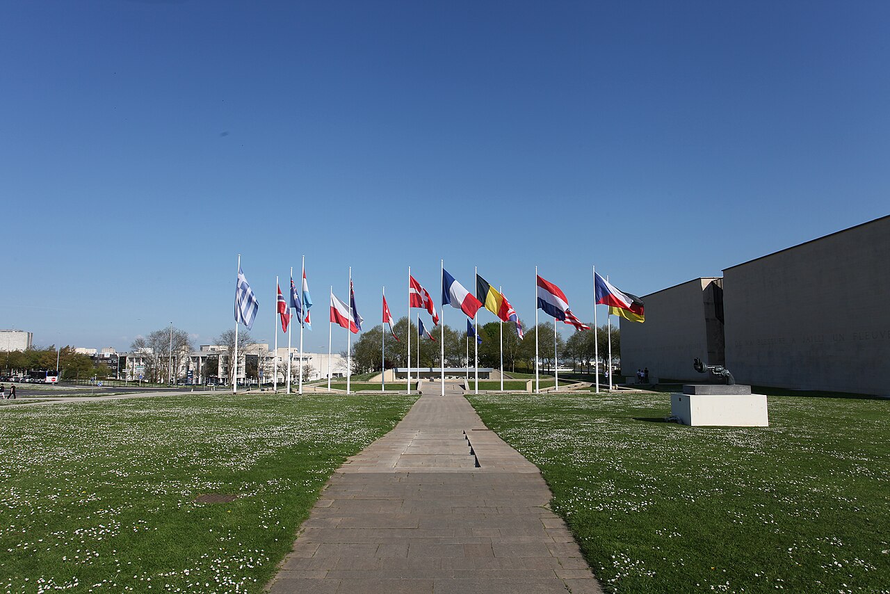L’esplanade et le bâtiment du Mémorial de Caen.