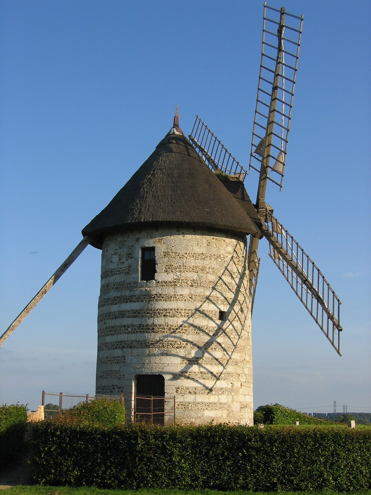 Le moulin de pierre à Hauville, photographié en 2005.