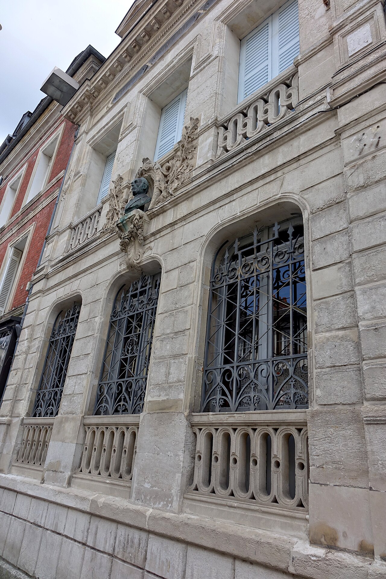 Détail de la façade du musée Alfred-Canel, à Pont-Audemer.