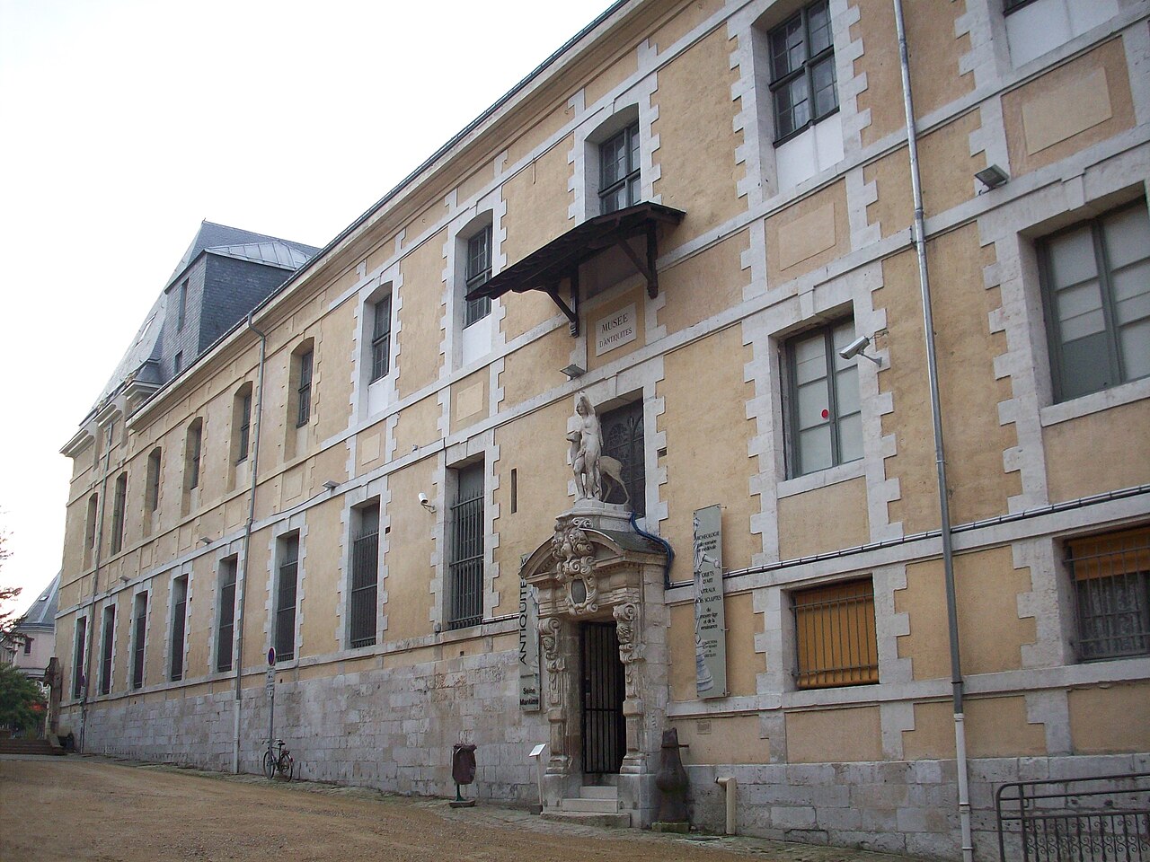 L’ancien couvent de la Visitation, siège du musée des Antiquités à Rouen (vue ancienne).