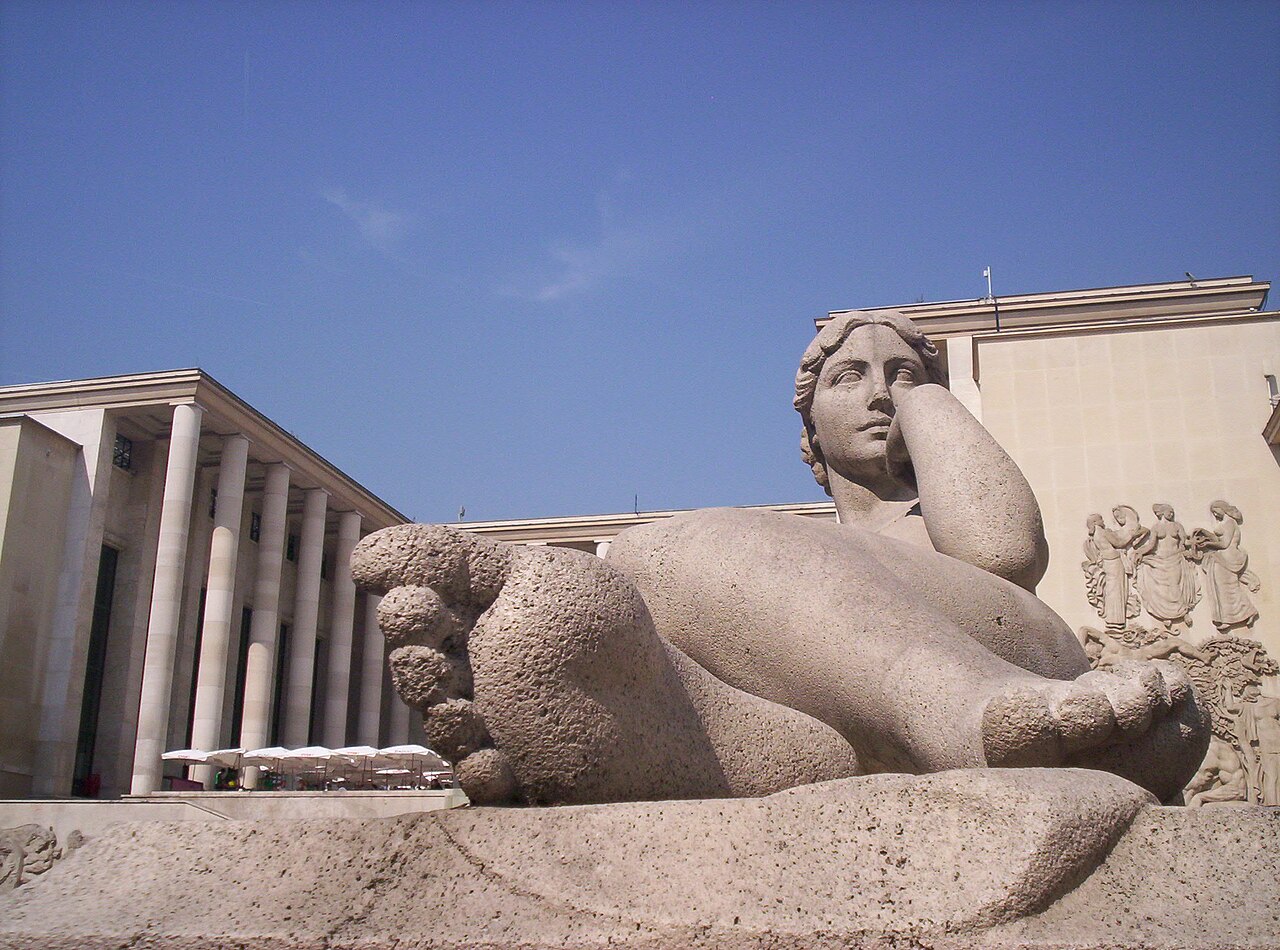 Détail des sculptures et des abords du musée d’Art moderne de Paris, photographié en 2006.