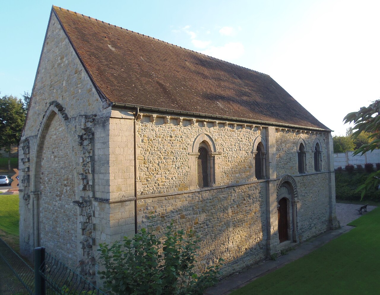 La chapelle Notre-Dame-du-Val, qui abrite le musée de la Bataille de Tilly-sur-Seulles, photographiée en 2015.