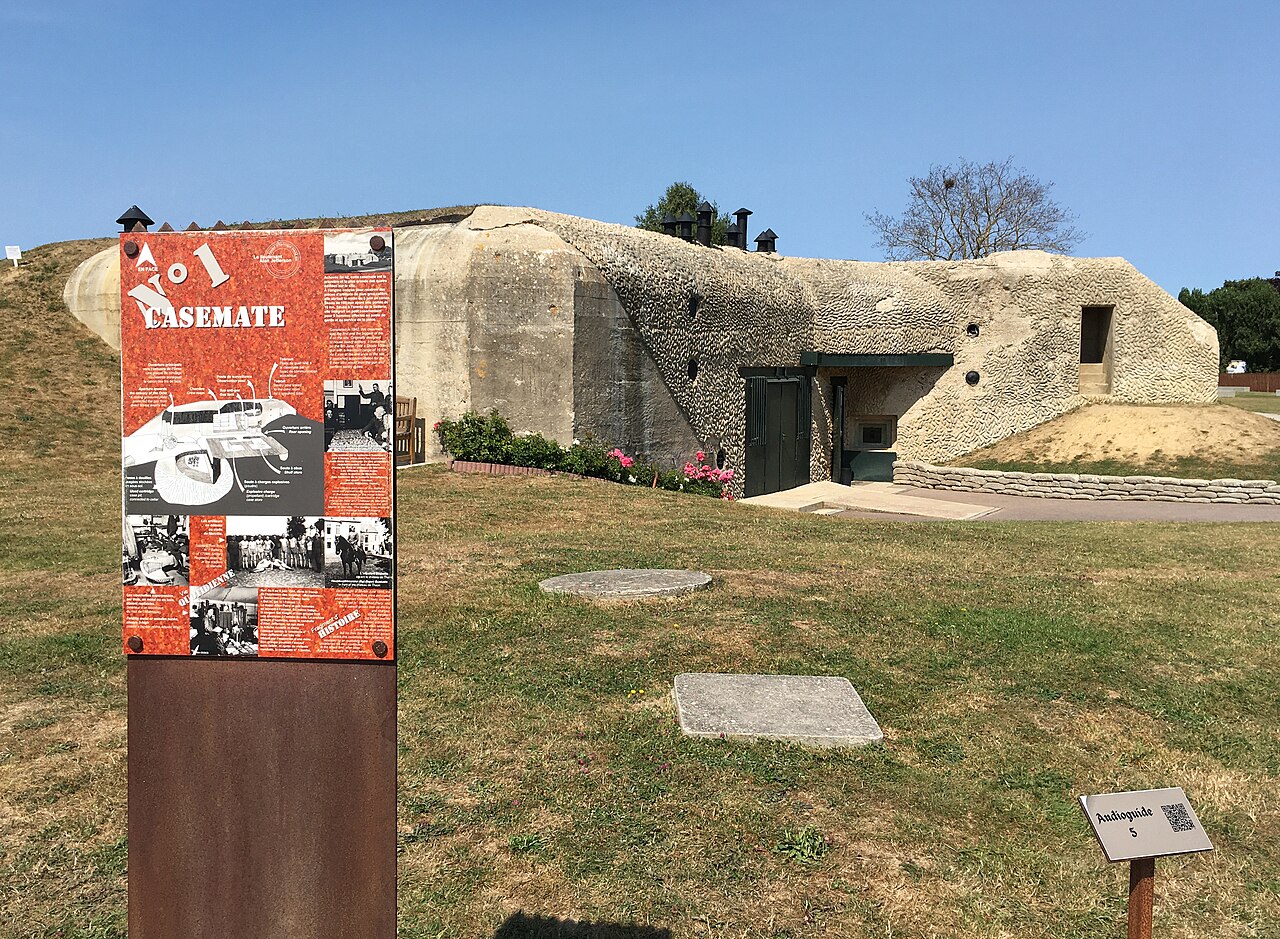 L’entrée de la casemate no 1 de la batterie de Merville, photographiée en 2025.