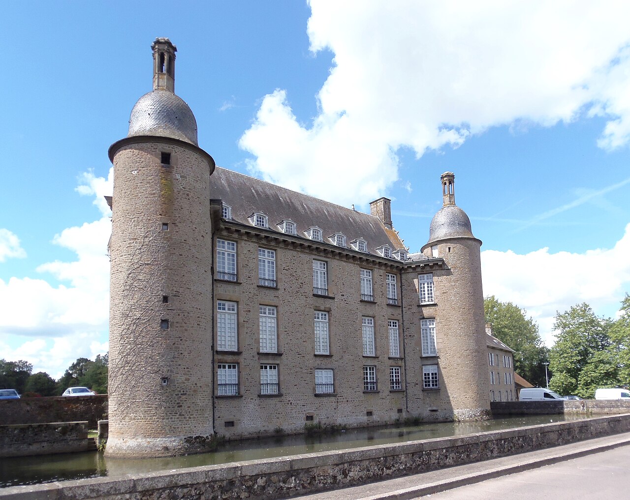 La façade est du château de Flers, qui abrite le musée.