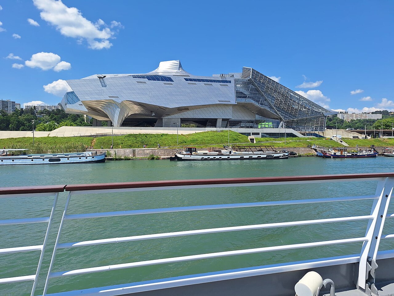 Le musée des Confluences vu depuis le Rhône, à Lyon.