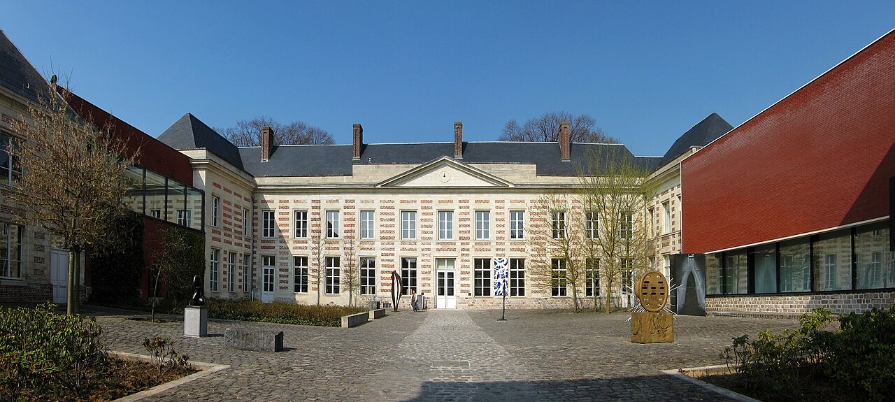 La cour du musée Matisse au Cateau-Cambrésis, photographiée en 2012.