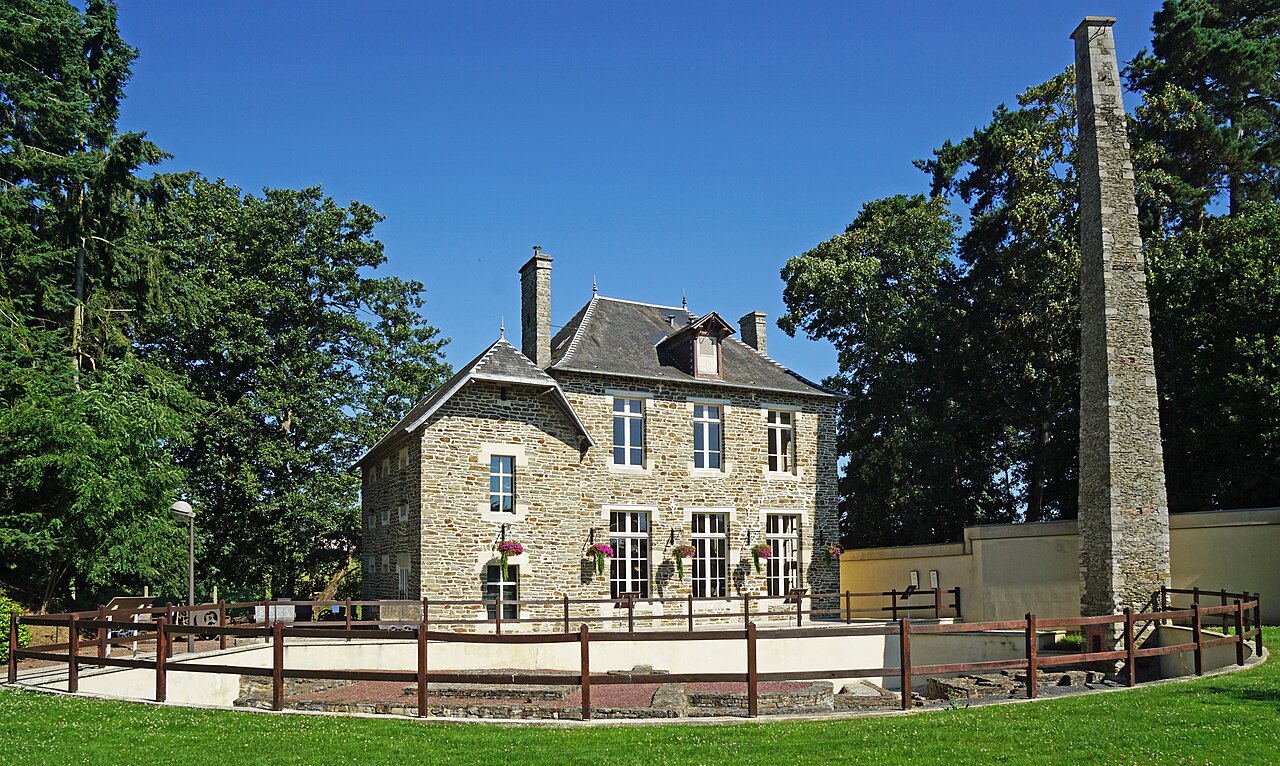 Le musée de la mine du Molay-Littry et la cheminée de la fosse Frandemiche, photographiés en 2016.