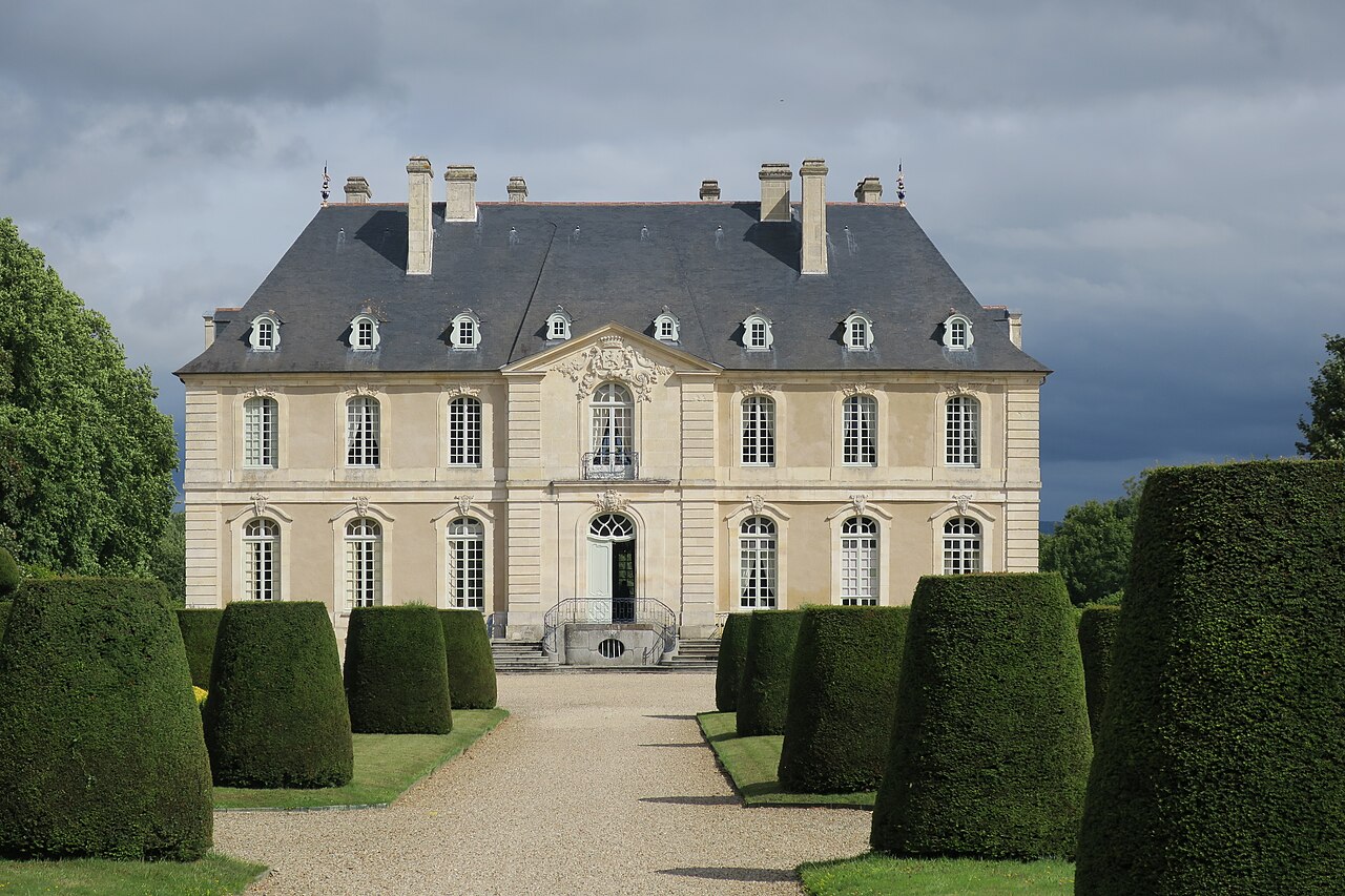 Le château de Vendeuvre, domaine qui accueille le musée du Mobilier miniature.