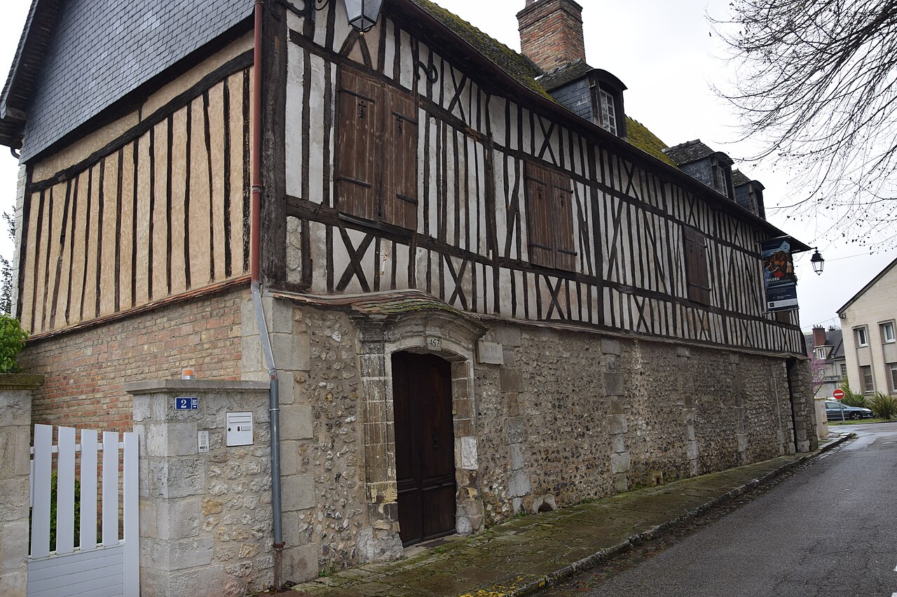 Le bâtiment à pans de bois du musée Nicolas-Poussin aux Andelys.