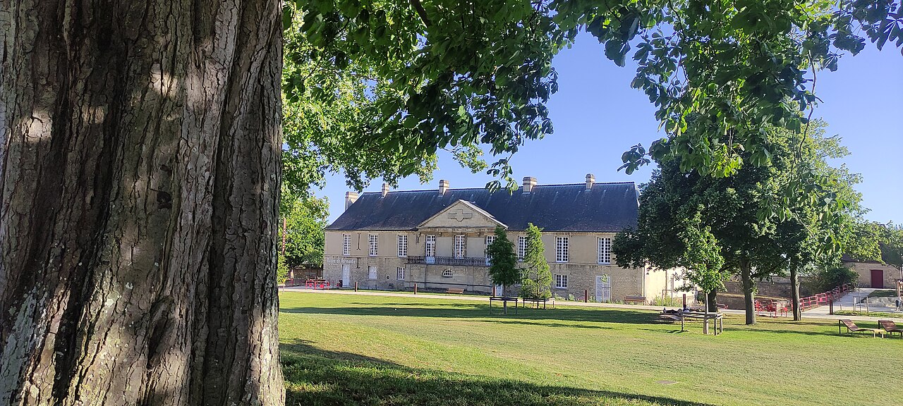 Le logis des Gouverneurs, qui abrite le musée de Normandie à Caen.