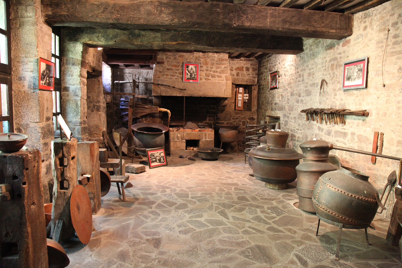 Un atelier du musée de la Poëslerie à Villedieu-les-Poêles, photographié en 2010.