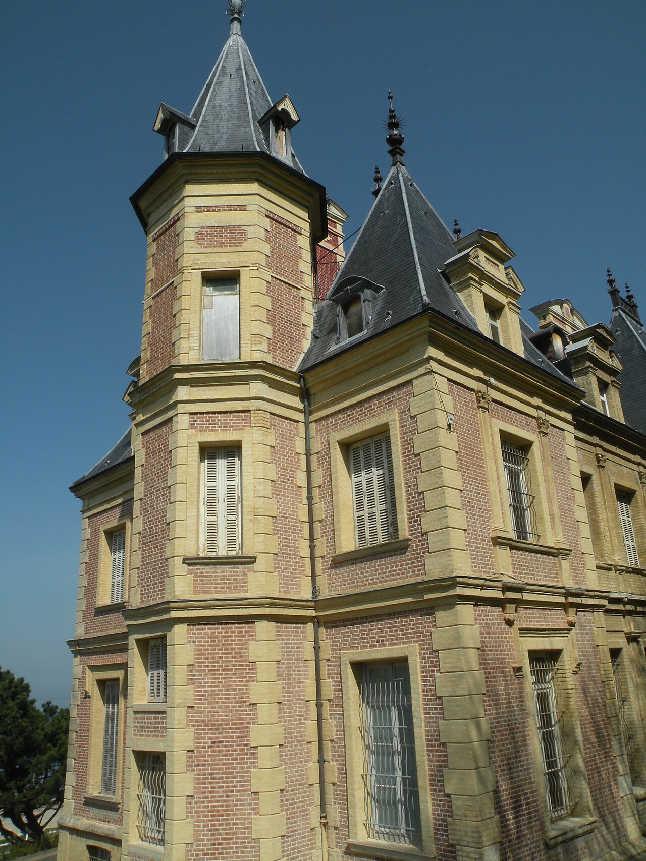 La façade sud-ouest de la villa Montebello, à Trouville-sur-Mer.