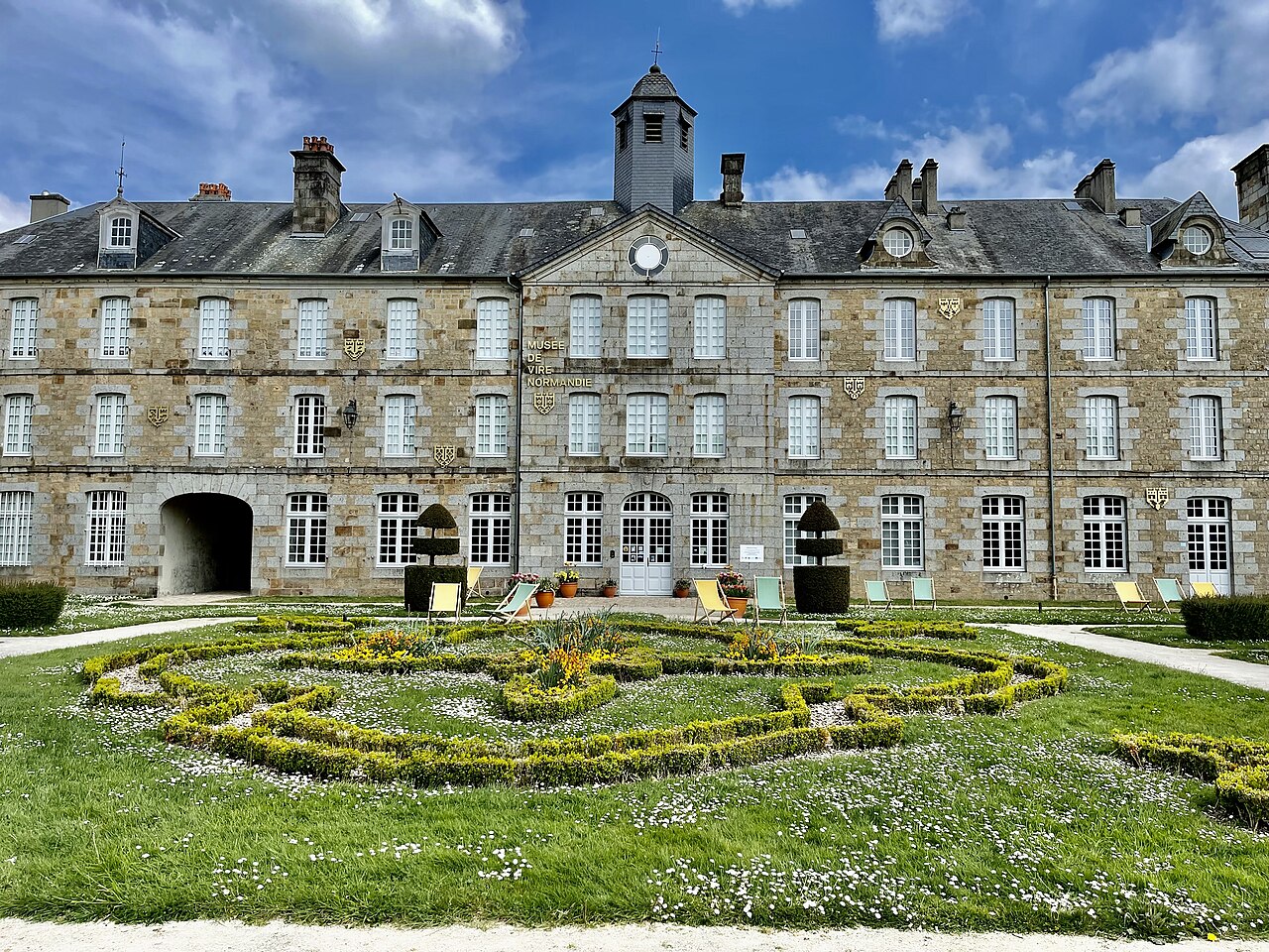 La façade du musée de Vire Normandie et son jardin.