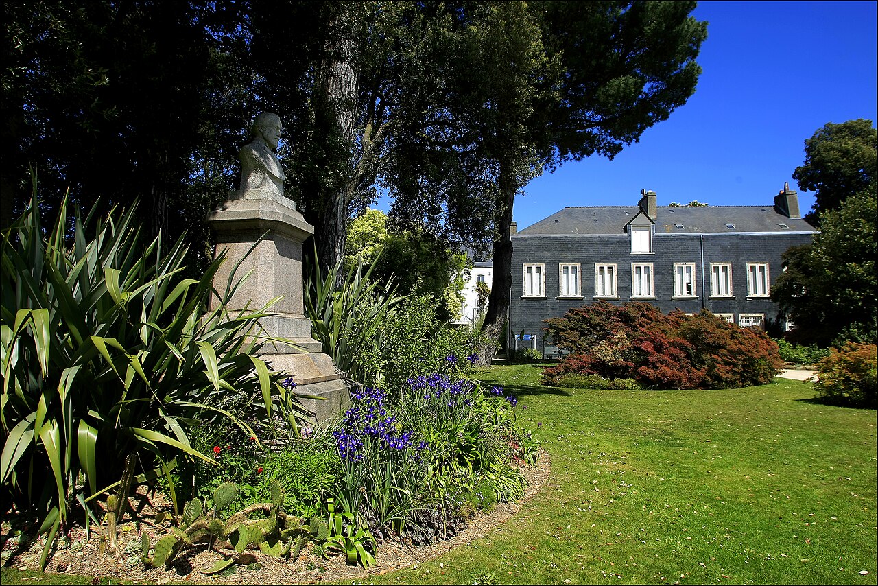 Le parc et les bâtiments du domaine Emmanuel-Liais à Cherbourg, photographiés en 2015.