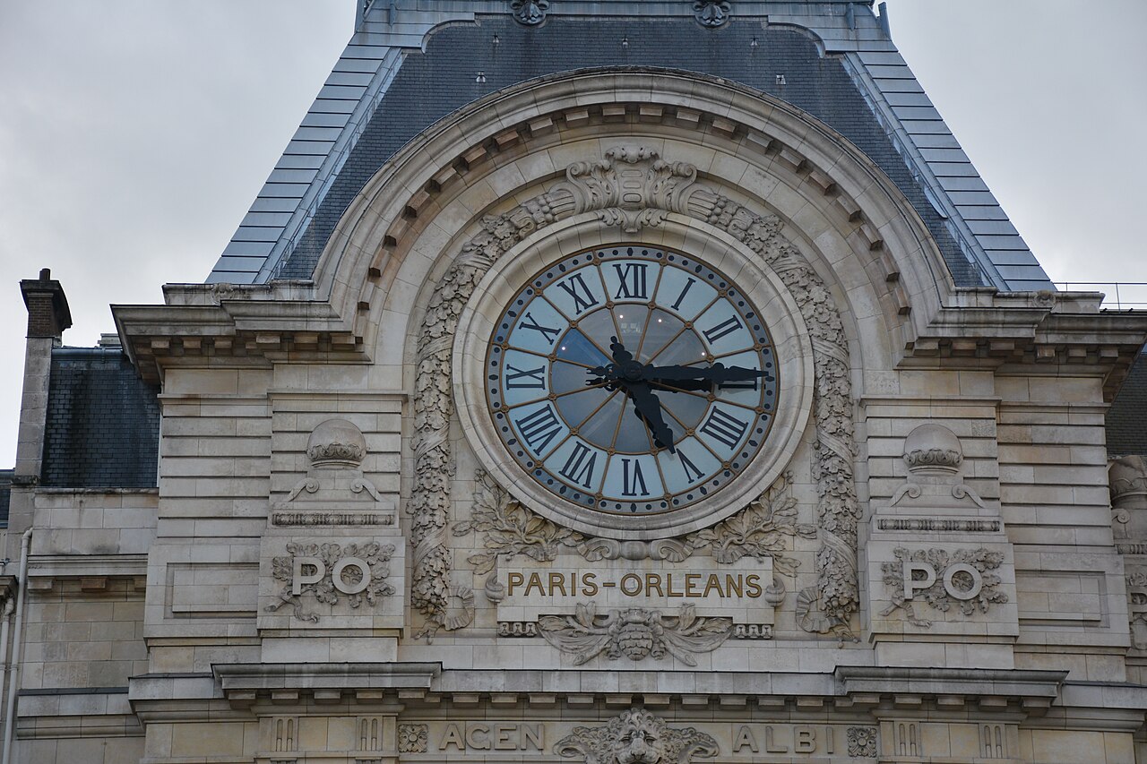 Détail de la façade du musée d’Orsay à Paris, avec sa grande horloge.
