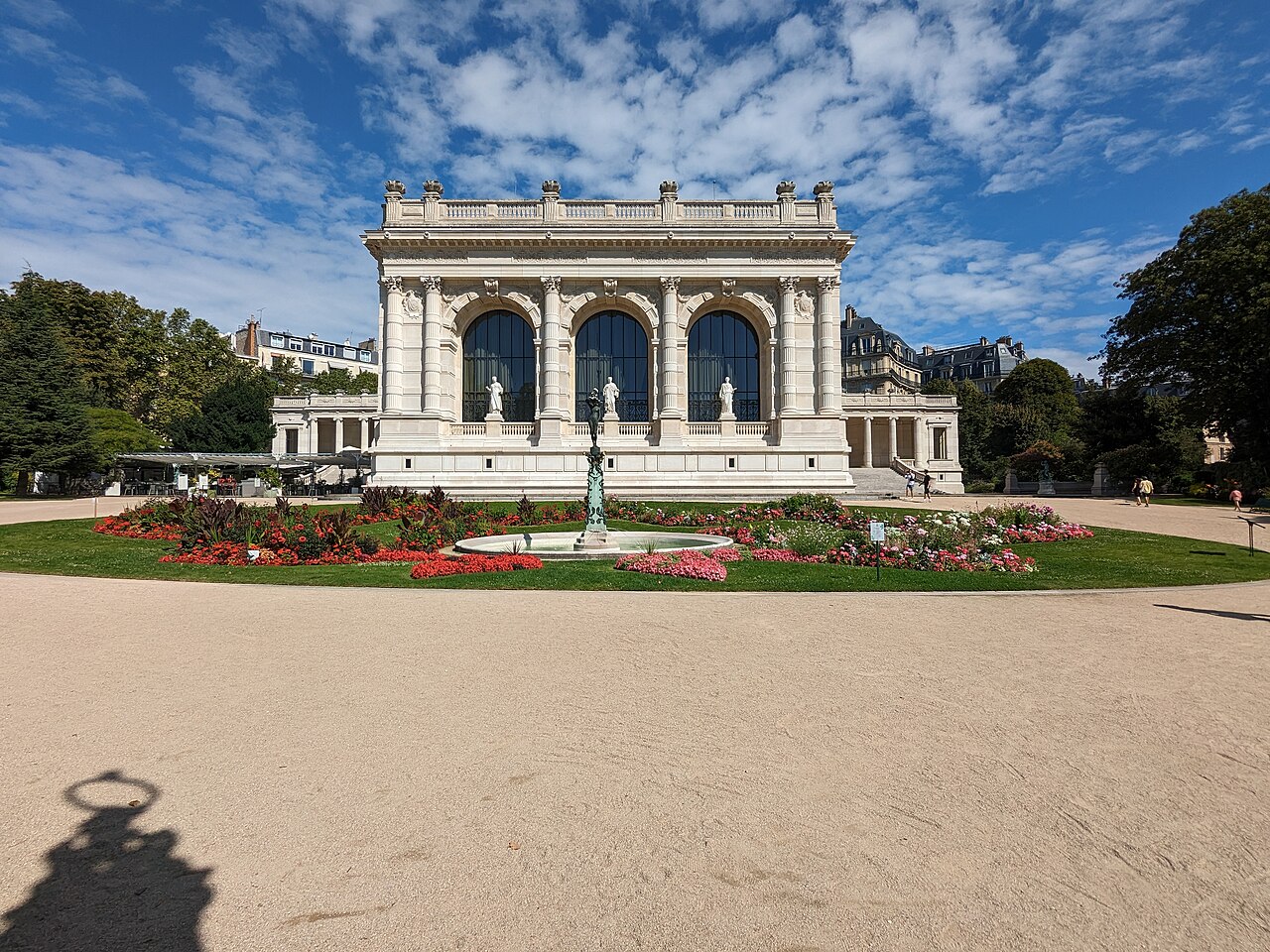 La façade sud du Palais Galliera et son square, photographiés en 2023.