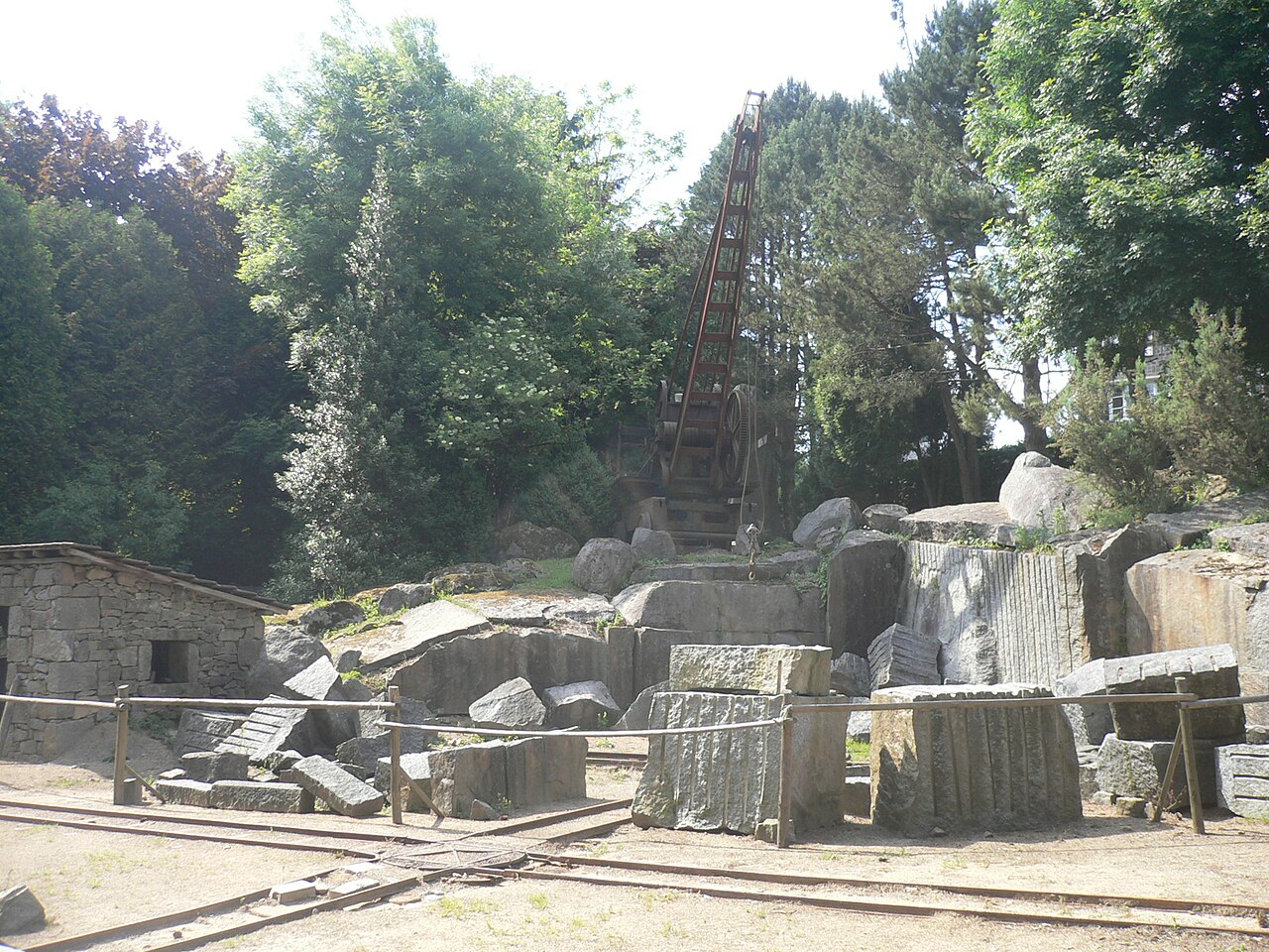 Le parcours extérieur du parc-musée du Granit à Saint-Michel-de-Montjoie, en 2008.