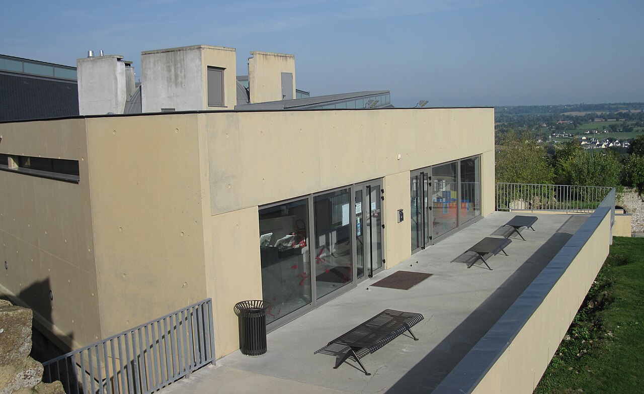 Le bâtiment du Scriptorial à Avranches, photographié en 2010.