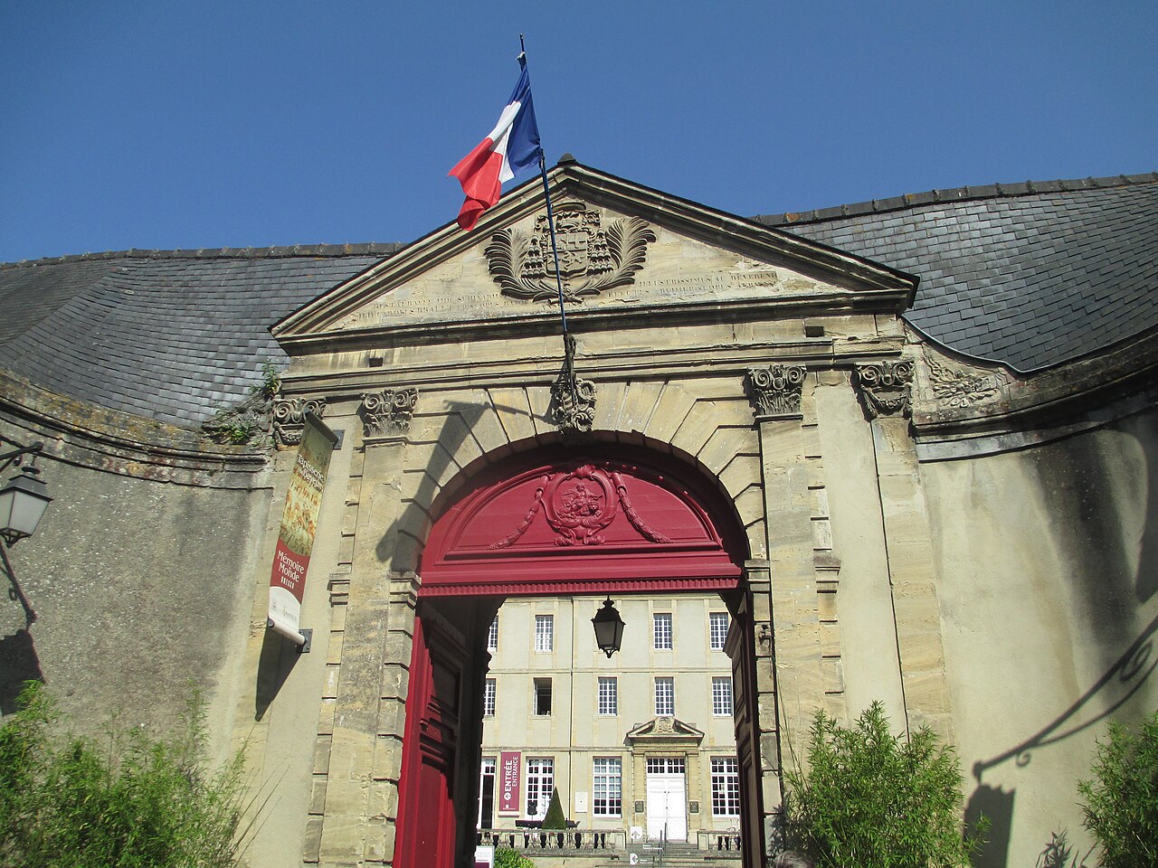 Le portail du musée de la Tapisserie de Bayeux, photographié en 2017.